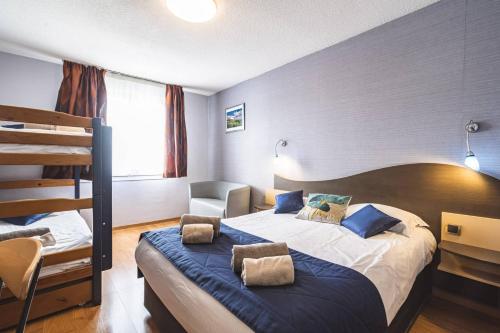 1 double bed, 2 twin beds
