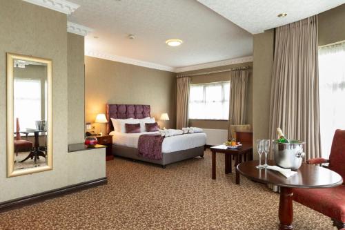 Seven Oaks Hotel with Heated Indoor Pool and Fitness Centre Carlow Town in Карлов