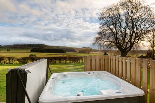 Навколишнє середовище, Greenmyre Farmhouse with Hot Tub in Брідженд оф Ліндразен