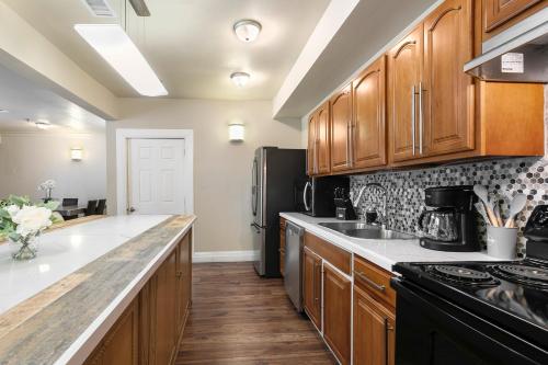 Spacious and Fully Furnished Condo Near St. Charles in New Orleans, USA