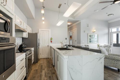 Hosteeva 5BR Penthouse with Amenities Near FQ - image 35