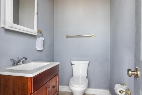 Hosteeva 5BR Penthouse with Amenities Near FQ - image 27