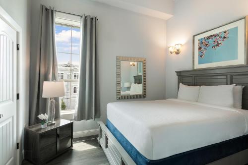 Hosteeva 5BR Penthouse with Amenities Near FQ - image 25