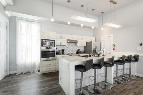 Stunning Condos Near French Quarter - 주방