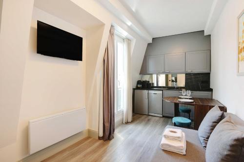 Amazing 2BD 6P apt with A C - Bastille - image 9