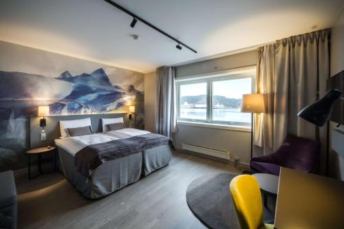 1 queen bed, 2 twin beds