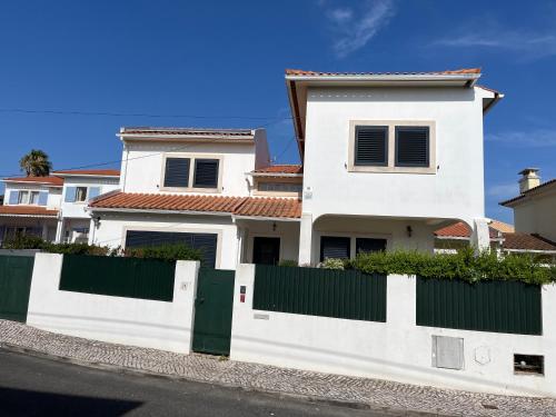 Vivenda espaçosa com jardim e churrasqueira (Vivenda espacosa com jardim e churrasqueira) in เปนยา ลองกา