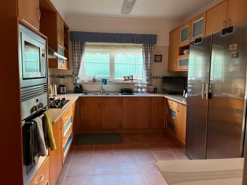 Vivenda espaçosa com jardim e churrasqueira (Vivenda espacosa com jardim e churrasqueira) in Penha Longa