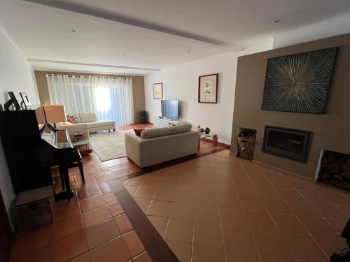 Vivenda espaçosa com jardim e churrasqueira (Vivenda espacosa com jardim e churrasqueira) in Penha Longa