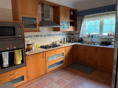 Vivenda espaçosa com jardim e churrasqueira (Vivenda espacosa com jardim e churrasqueira) in Penha Longa