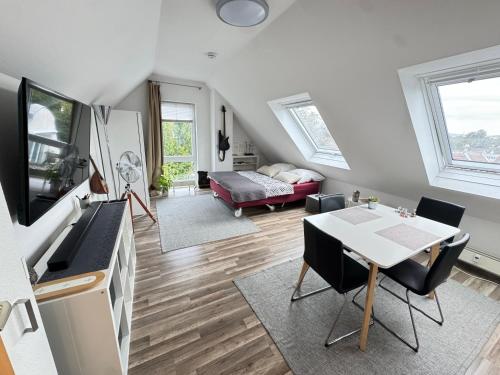 Gemütliche helle Dach-Wohnung in Frankfurt — other in Niederurseler Landstraße 166, Frankfurt/Main Germany, 60439