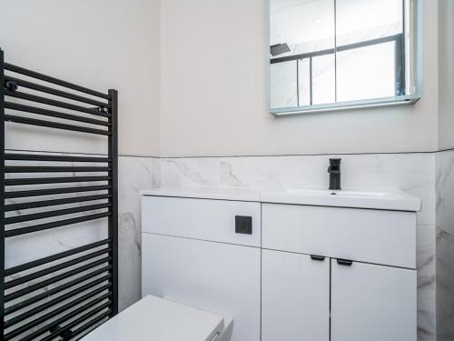 Pass the Keys Beautiful Modern Historical Flat Close to Castle, Эдинбург (фото 7)