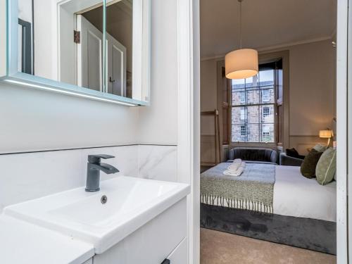 Pass the Keys Beautiful Modern Historical Flat Close to Castle, Эдинбург (фото 9)