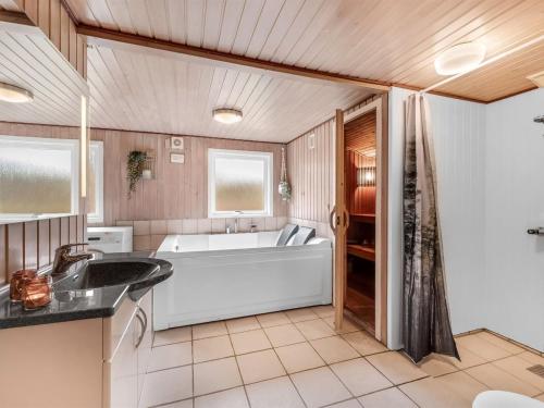 Holiday Home Fredger - 1-8km from the sea by Interhome in Ringkobing