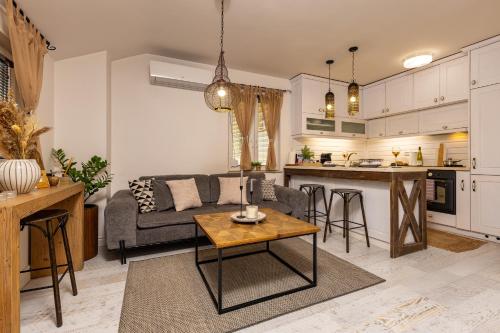 Stylish 1BD Flat with a terrace near the centre of Plovdiv by Flat Mаnager, Plovdiv