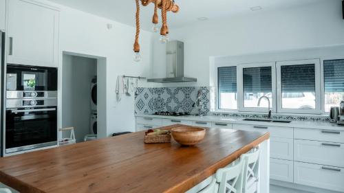virtuve, Bluevera sandy beachfront villa-Aidipsos bay in Gialtra