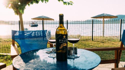 Skats, Bluevera sandy beachfront villa-Aidipsos bay in Gialtra