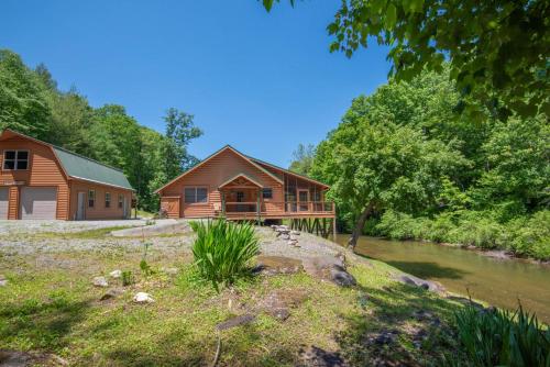 Cabin at Cranberry Mill - Private Creekfront Cabin in Laurel Springs in Crumpler