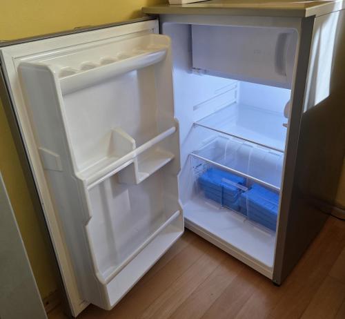 7 min to citycenter !! Subway U3 100m, southside singleroom own SHOWER, WC ! free WIFI ,TV, dishes fridge, oven, waterheater, microwave, free coffee & mashine, free bike next to river and park, many restaurants and supermarkets around 200m, nonsmoker !, Мюнхен (фото 6)
