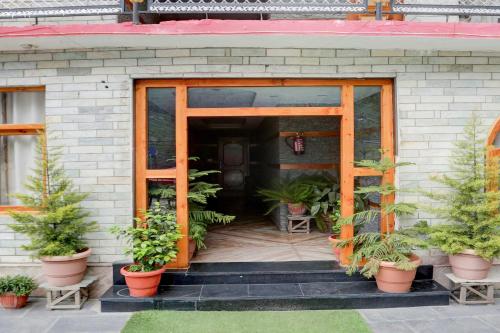 Entrance, Hotel O Model Town Mall Road in Siyal