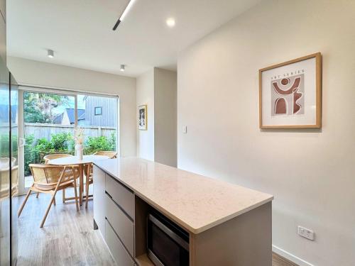 Family Oasis 3BR vs Backyard Near Beach in Torbay, Auckland (photo 8)