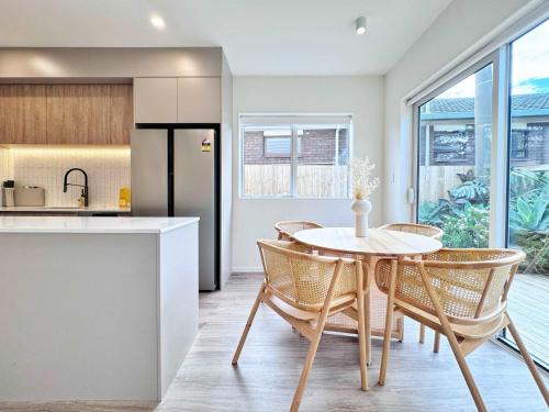 Family Oasis 3BR vs Backyard Near Beach in Torbay in 托貝