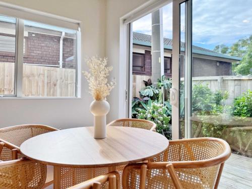 Family Oasis 3BR vs Backyard Near Beach in Torbay in 托貝