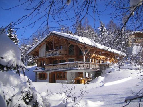 Chalet cosy 12 pers. à 1km des pistes, 5 ch., WiFi, cheminée, abri voiture - FR-1-572-30 - Location, gîte - Arâches-la-Frasse