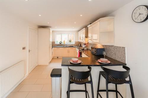 Kitchen, Waggon by Alt-Stay Accommodation - 4 Bed Detached Contractor and Relocation Accommodation in Leeds w in Middleton