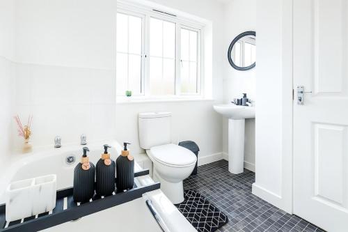 Waggon by Alt-Stay Accommodation - 4 Bed Detached Contractor and Relocation Accommodation in Leeds with Fast Wi Fi, Driveway Parking, Netflix, Full Kitchen, Laundry Facilities - Long Stay Ready with Weekly and Monthly Rates, Leeds (Foto 7)