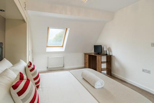 Waggon by Alt-Stay Accommodation - 4 Bed Detached Contractor and Relocation Accommodation in Leeds with Fast Wi Fi, Driveway Parking, Netflix, Full Kitchen, Laundry Facilities - Long Stay Ready with Weekly and Monthly Rates, Leeds (Foto 8)