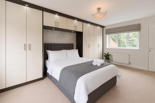 Waggon by Alt-Stay Accommodation - 4 Bed Detached Contractor and Relocation Accommodation in Leeds with Fast Wi Fi, Driveway Parking, Netflix, Full Kitchen, Laundry Facilities - Long Stay Ready with Weekly and Monthly Rates, Leeds (Foto 2)