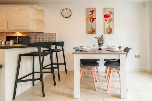 Kitchen, Waggon by Alt-Stay Accommodation - 4 Bed Detached Contractor and Relocation Accommodation in Leeds w in Middleton