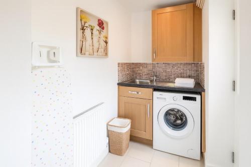 Kitchen, Waggon by Alt-Stay Accommodation - 4 Bed Detached Contractor and Relocation Accommodation in Leeds w in Middleton