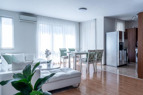 Evgeny's Stylishly Designed 2 Bedroom Apartment plus Garage!, Sofia (photo 7)