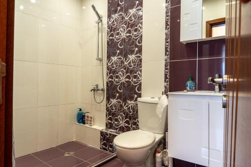 Evgeny's Stylishly Designed 2 Bedroom Apartment plus Garage!, Sofia (photo 9)