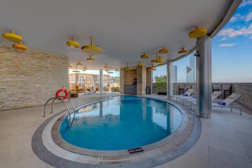 수영장, TRYP 바이 윈덤 아부다비 시티 센터 (TRYP by Wyndham Abu Dhabi City Centre ) in 아부다비