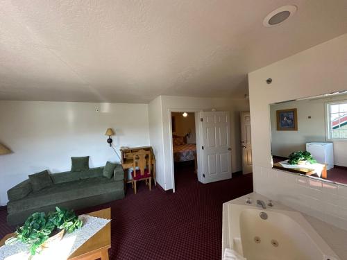 Columbine Inn and Suites - image 14