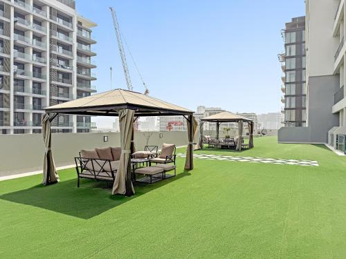 VayK - Prestigious 1BR Apartment in Dubai Hills Estate - image 2
