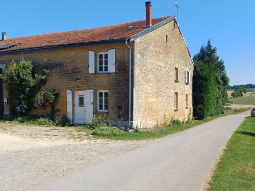 A szálláshely kívülről, Le nid des Hirondelles avec borne de recharge in Balaives-et-Butz
