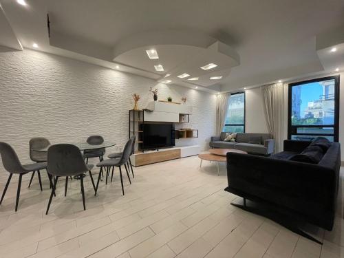 2Bedroom Suite with Balcony and shelter1