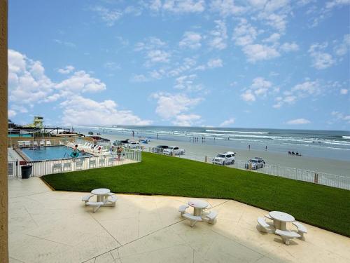 Oceania Beach Club