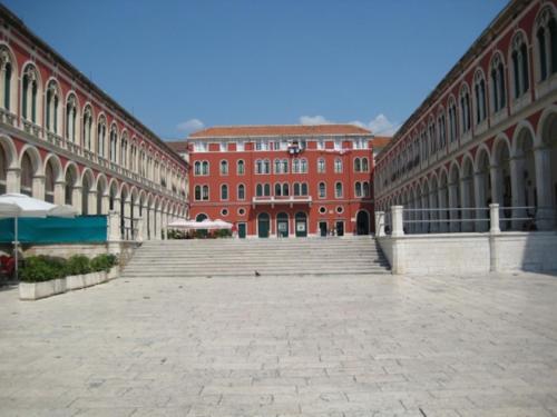 Izi, Split
