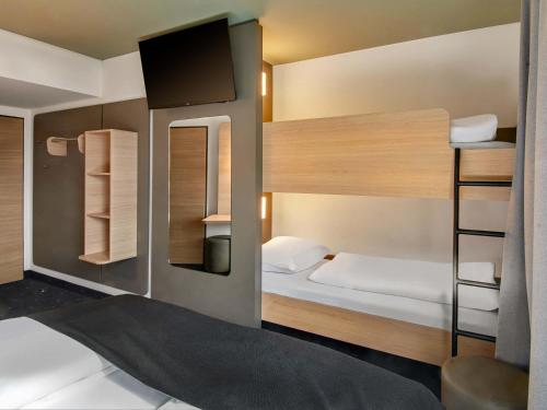 1 queen bed, 1 bunk bed