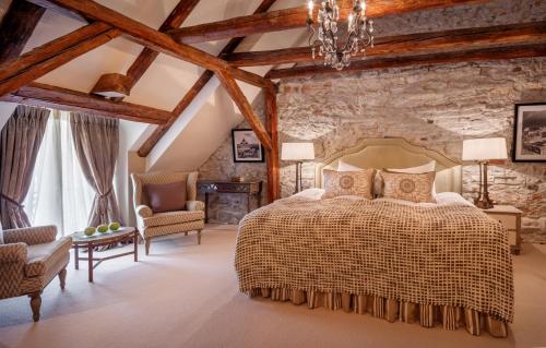 1 king bed, 2 sofa beds