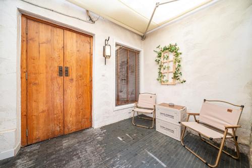 Tonight Homestay West Nanjing Road Shanghai Maoming Building - image 2