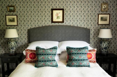1 queen bed, 1 sofa bed