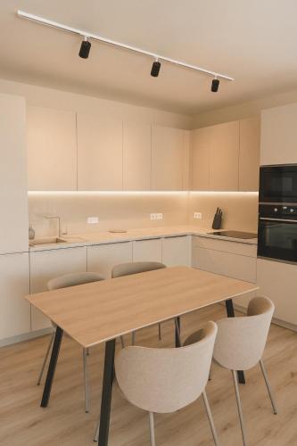 Chloé's Beige Apartment with big balcony, O2 arena, Praga (foto 3)