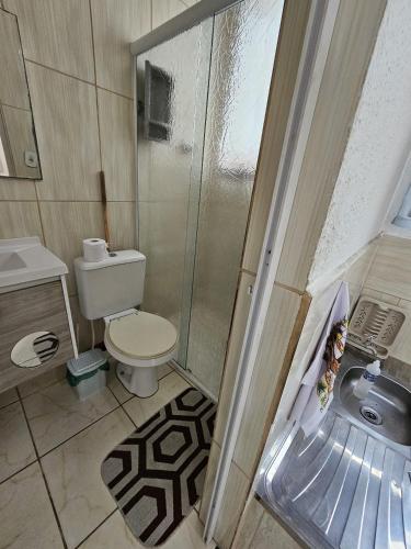 ห้องน้ำ, Kitnet 50 metros Metro Guilhermina-Esperança (Kitnet 50 metros Metro Guilhermina-Esperanca) in วีลามาติลเด