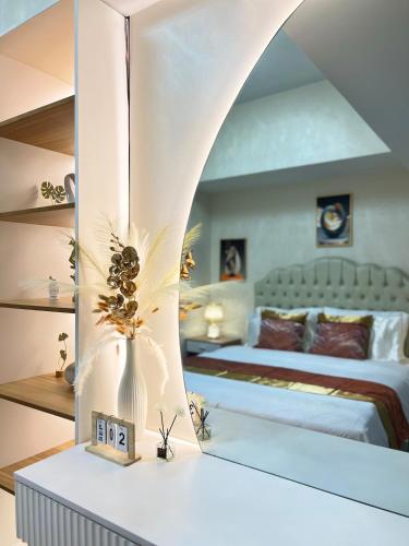 Luxe 1BR Condo - Near BGC & Venice Grand Canal